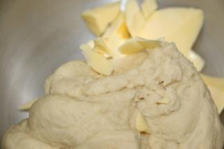 厨师机2档和面5分钟加入已提前软化的黄油