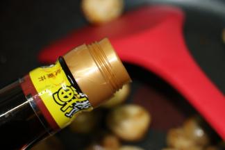 下酱油，翻炒均匀