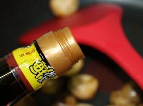 下酱油，翻炒均匀