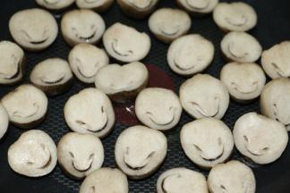 中火，锅里倒日适量油，放入草菇快速翻炒一下