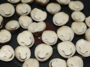 中火，锅里倒日适量油，放入草菇快速翻炒一下