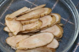 牛蒡先切薄薄的斜片