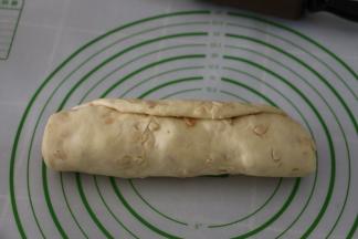 从没留空位一边卷起，收好口
收口朝下，放进烤盘
入烤箱进行2发
底下放一碗开水保持湿度
发酵功能30度，50分钟