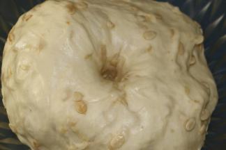 面团发酵至原来的2-2.5倍大，手指沾粉戳孔不塌陷不回缩即表示发酵完成