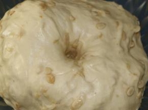 面团发酵至原来的2-2.5倍大，手指沾粉戳孔不塌陷不回缩即表示发酵完成