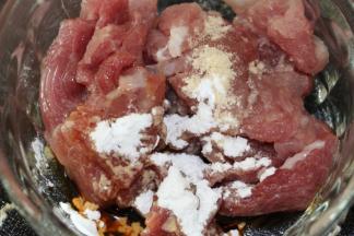 肉切片，放入玉米淀粉、鸡粉、酱油、油