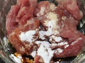 肉切片，放入玉米淀粉、鸡粉、酱油、油