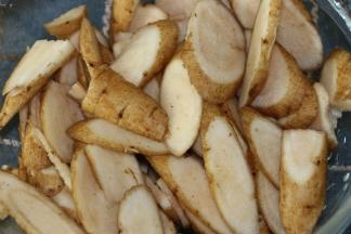 牛蒡洗干净表皮，切片
山药去皮切段