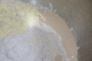 厨师机和面盆里加入面粉、砂糖、酵母、奶粉