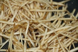 直接捞起牛蒡丝放进锅里，翻炒均匀