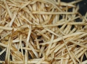 直接捞起牛蒡丝放进锅里，翻炒均匀