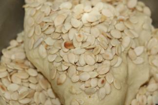 和面5分钟加入西瓜子仁，把西瓜子仁混进面团里就好，不需和面太久