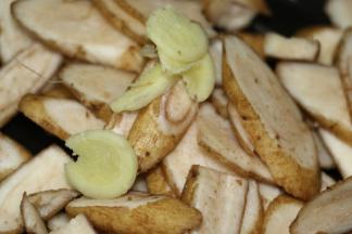 牛蒡和姜片放入汤煲里