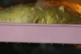 175度烤32分钟，烤到8分钟的时候盖上锡纸
或观察上色情况，上色后盖上锡纸
烤完取出凉透切片