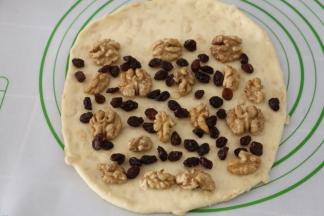 铺上提子干和核桃仁，一边空出3-4cm空位