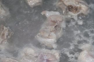 龙骨和冷水下锅，烧开后血水也就出来了，此时可以捞起备用