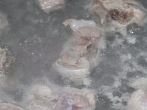 龙骨和冷水下锅，烧开后血水也就出来了，此时可以捞起备用