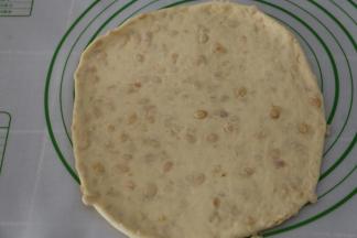 取一块擀成3mm厚的正方形