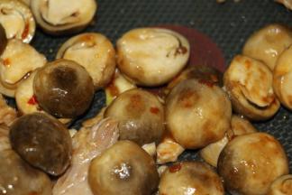 下肉片，转大火，翻炒1分钟