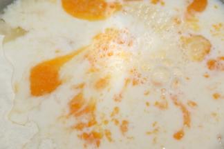 打入鸡蛋倒入牛奶，搅成絮状