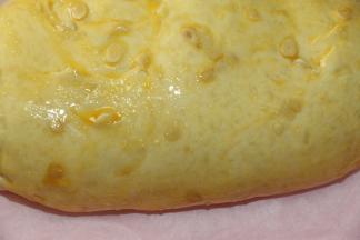 2发完成，175度预热烤箱
在面包表面涂上一层蛋液