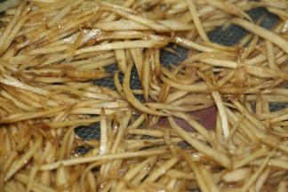 大火翻炒2分钟，上盘撒上白芝麻即可食用