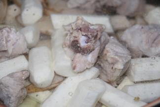 倒入适量的水，水量根据人数而定。