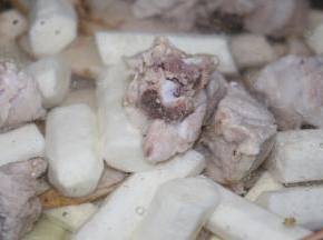 倒入适量的水，水量根据人数而定。