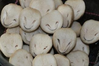 草菇泡洗一下，对半切开
看～个个像微笑的小外星人