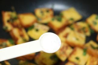 两名都煎至金黄切变脆脆的时候撒入细盐