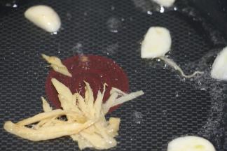 放入蒜头和姜丝爆香