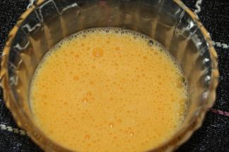 鸡蛋打入碗里，充分打散