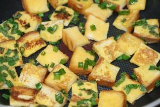 一面煎至金黄后翻面，转小火