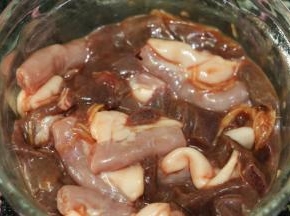 搅拌均匀，稍微腌制一下