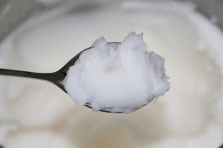 煎五花肉出的油留在锅里，然后再加入一小勺猪油入锅里，中火