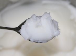 煎五花肉出的油留在锅里，然后再加入一小勺猪油入锅里，中火
