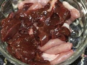 猪肝和粉肠分别洗干净沥干水放一起