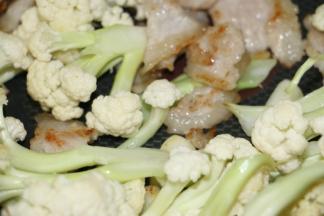 炒至花菜梗有点变色下五花肉继续翻炒