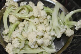 花菜泡半小时洗干净，沥干水，根据纹路切成小块
蒜头切片
姜片切丝