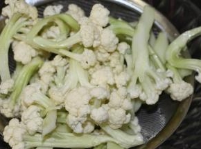 花菜泡半小时洗干净，沥干水，根据纹路切成小块
蒜头切片
姜片切丝