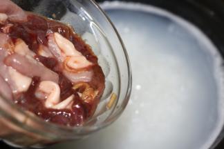 熬煮至米变软烂加入粉肠和猪肝