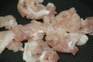 五花肉洗干净沥干水，下锅煎煮（中火）