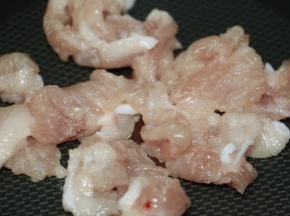 五花肉洗干净沥干水，下锅煎煮（中火）