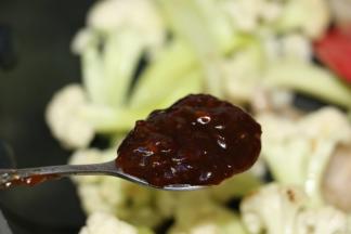 炒一分钟后下辣酱炒均匀