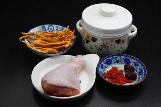 准备食材：鸡汤、虫草花、红枣、枸杞、生姜、炖盅等食材；