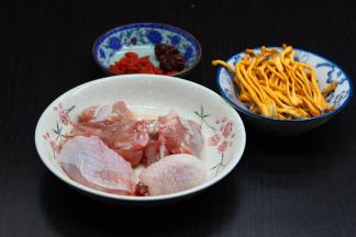 鸡腿洗净，斩块、虫草花去头洗净、红枣、枸杞分别洗净；