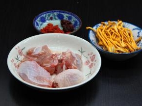 鸡腿洗净，斩块、虫草花去头洗净、红枣、枸杞分别洗净；