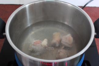 清水煮沸，切好的鸡腿汆烫、滴几点白酒；