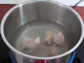 清水煮沸，切好的鸡腿汆烫、滴几点白酒；