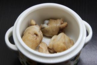 把汆烫好的鸡腿放入炖盅；